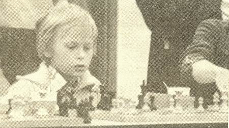 De jeugdige Hermen Pen tijdens het schaakgebeuren in de Rabobank, Koninginnedag 1978
