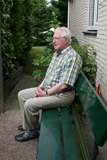 resize-of-kees-de-haan-op-bank-juni-2008 Kees de Haan, op de bank bij zijn huis aan de Lindestraat, juni 2008