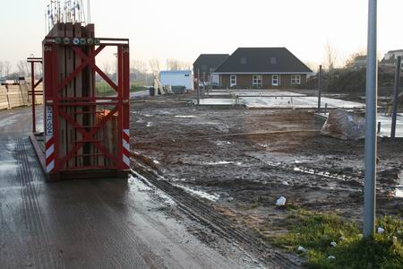 De bevloerde Kooikavels wachten op het plaatsen van de prefabmuren. De starterswoningen zijn het eerst aan de beurt. Komende week?  
