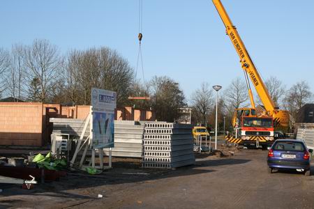 Met assistentie van de kraanmachinist worden houtdelen op hun plaats getild en gemonteerd. De weersomstandigheden zijn optimaal! 