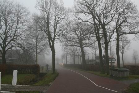 resize-of-langestraat-3-16122008 De parallelweg in zuidelijke richting, langs de Noordhorner Gast. Rechts de N355. Hoe lang nog in deze staat? Een beter onderwerp voor een SWET-project?