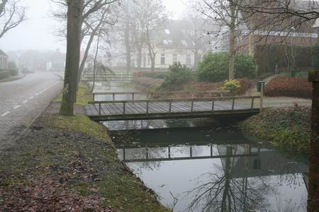 resize-of-langestraat-in-de-mist-2-16122008 Het onaantastbare deel van de Langestraat-Zuid, rechts op de achtergrond de Sicke Benninghestede. Wanneer trekt de mist op?