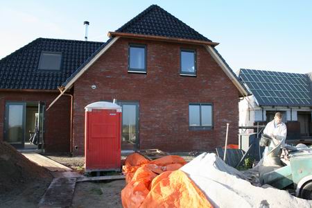 Meidoornstraat 22 wordt voorzien van supervlakke vloeren, een specialist aan het werk! De steigers zijn deels verwijderd, het huis wordt zichtbaarder.  