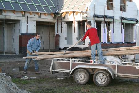 opruimen! De steigerplanken worden opgeladen, hebben hun dienst gedaan!