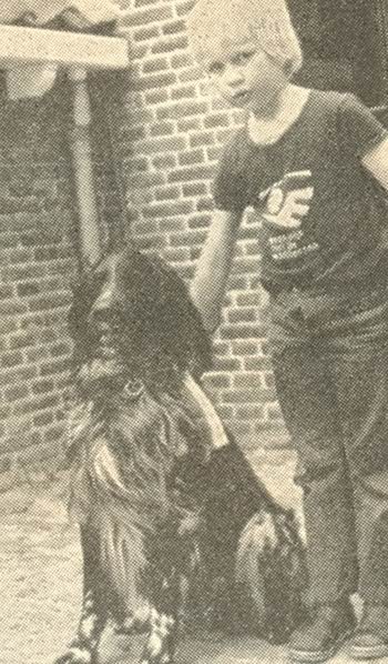 Oskar Pen in een prachtige pose met zijn huishond tijdens de keuring, Koninginnedag 1978