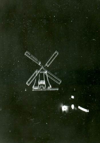 resize-of-scannen0050 Verlichte molen, jaren vijftig. Foto van Jan A.Wieringa, helaas begin dit jaar overleden.