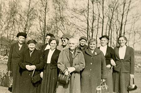 Wie zijn deze goedgemutste dames, een uitje makend in het vroege voorjaar? Noordhorners, of zijn er ook Zuidhorners bij?