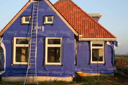 In het blauwe Zwamahuis wordt geklust, gelukkig. Hopelijk is de tegenslag overwonnen en kan het huis voorspoediger worden afgewerkt.  