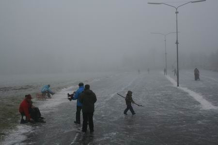 resize-of-20081231_8069 IJsbaan in de mist... Zaterdagmiddagactiviteiten voor de Noordhorner basisschooljeugd, vanaf 14.00 uur