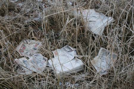 stapels uiteengerukte, oude kranten....