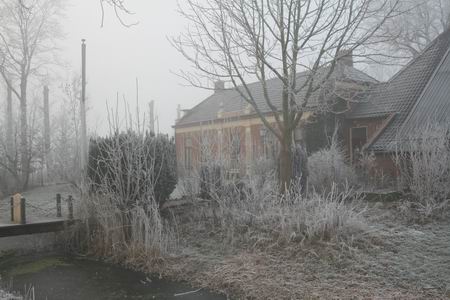 In het boerderijenboek is ongetwijfeld een plekje ingeruimd voor Mokkenburg, hier supergrijs berijpt op de laatste dag van 2008  