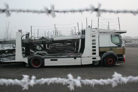 resize-of-20081231_8183 Koopman gaat, grotendeels, naar Drachten. Nu staan de keurig geparkeerde vrachtwagens nog langs het kanaal en Industrieweg.