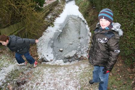 resize-of-20090109_83131 Oei! Wegwezen! IJsbrekers in actie....