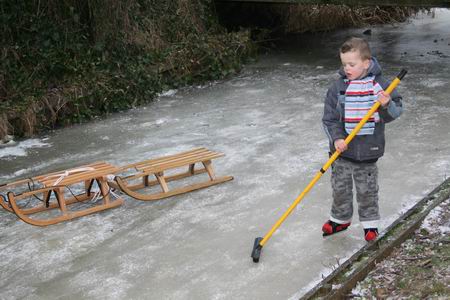 resize-of-20090109_8319 Hier wordt het ijs bewaakt en bijgewerkt. Een kandidaat-baanveger aan het werk!