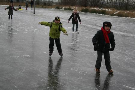 resize-of-20090109_8344 Ook ijspret op de knusse ijsbaan bij het sportveld. Kijk eens wat ik kan!!!