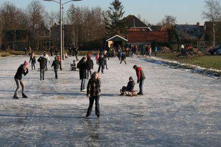 Overzichtsfoto vanaf de westkant van de baan, tegen twee uur zaterdagmiddag. Ontspannen sfeer, bezig zijn op diverse manieren...  