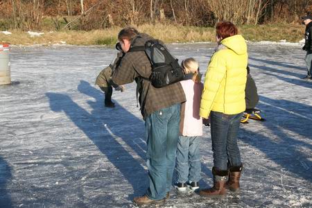 Natuurlijk wordt er volop gefilmd en gefotografeerd. Je weet maar nooit of er ooit nog weer een echte winterperiode komt. Elfstedentocht??? Eerst maar prikslee-en...   