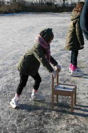 Toch hoort bij een ijsbaan vooral het schaatsen, al is alle begin vreselijk moeilijk....  