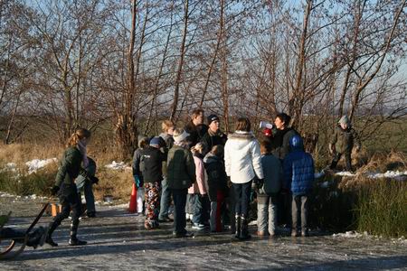 Spreekstaljuf Grietje Kalf geeft namens de activiteitencommissie uitleg aan de jeugdige sledeprikkers.  