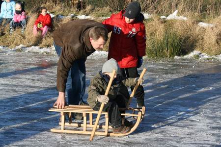 Soms heeft de slee wel iets van een draaitol, dan is een helpende ouderhand zeer welkom...  