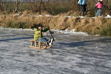 Talent verloochent zich niet, het ene kind heeft er meer van mee gekregen dan het andere. Dit Kalf-Bos-jochie heeft het helemaal, ook met prikken!  