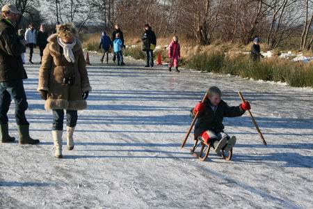 Aangevuurd vanaf de kant, het lukt! Prikkend voorbij de eindstreep!