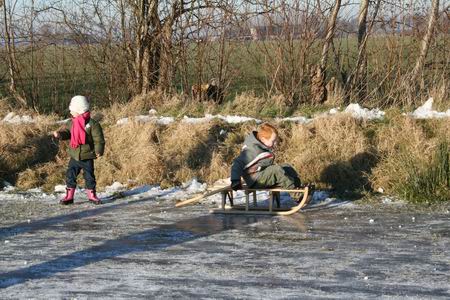 Mika, hou het roer recht.... Ondanks een afwijking richting de walkant, overleeft Mika de eerste ronde. Knap gedaan! 