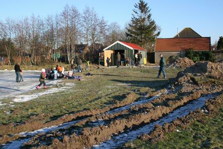 Op de achtergrond de provisorische koek-en-zopie-tent, bemenst door klasselui! (Dank, ook voor de sponsors!)