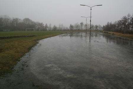 En de ijsbaan bij het sportveld? Opperste verlatenheid.. Water, verdwijnend ijs, het gras komt al weer boven... Waar zou nou toch de kabel van het geluid liggen???   