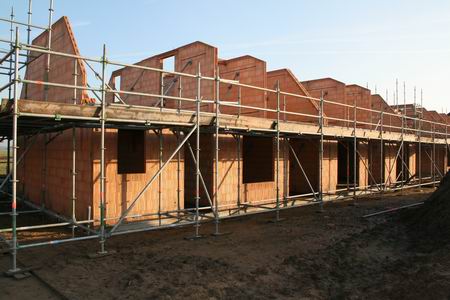 Een zonnige kijk op de in aanbouw zijnde woningen. Doemverhalen staan er al genoeg in de krant...   