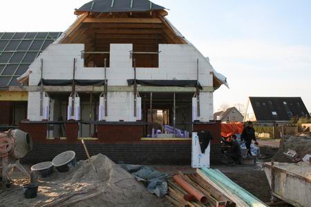 De metselaars van Terfehr voorzien het pand van Hiemstra van fraaie buitenmuren 