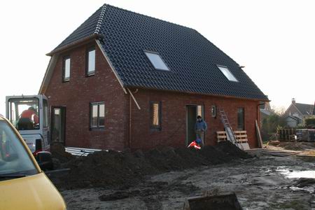 Marco Kooi heeft contact met de kabelleggers buiten; electriciteit, weer een forse stap vooruit!  