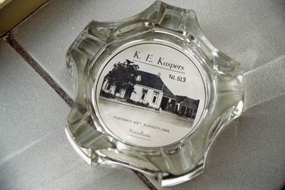 Afbeelding van smederij Kaspers in asbak, vergane glorie in dubbel opzicht... 