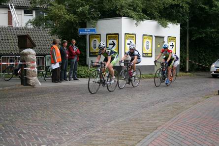 resize-of-de-laatsten-21062008 Wielerronde Noordhorn, juni 2008. Op de achtergrond het transformatorhuis, voorzien van wel erg veel reclame...