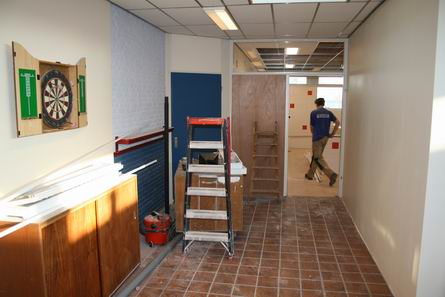 Een Kooiwerker loopt zich het vuur uit de sloffen....  