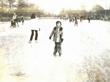 Een jonge Egbert Geertsema op de (nieuwe?) Noordhorner ijsbaan, 1970