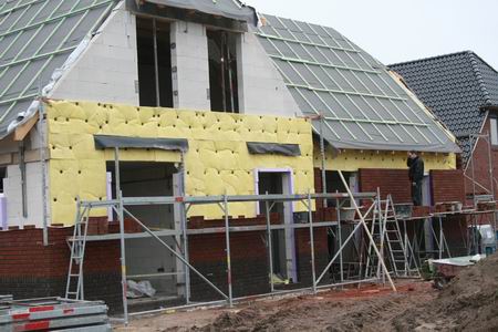 resize-of-fokke-hiemstra-1-27012009 Het nieuwe huis van Fokke Hiemstra wordt voorzien van isolatiemateriaal en degelijke buitenmuren