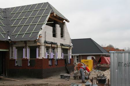 Het nieuwe huis van Fokke Hiemstra komt langzaam maar zeker onder de pannen.  