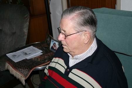 resize-of-gerrit-arends-6-02122008 Gerrit Arends in de nieuwe stoel. Die is voor Geertje, inmiddels terug uit Het Zonnehuis!