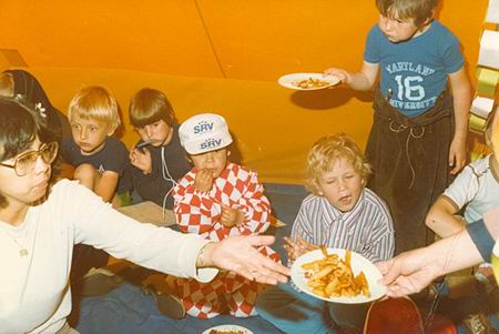Dat is lekker! Moeder Jenny de Boer deelt de patat uit, o.a. aan haar Ronny, en Linda van Dijk, en Marcel Bellinga, en....  