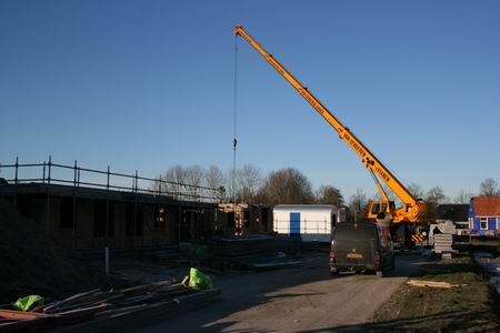 De prefab-plafonds zijn aan de beurt, de kraan van Van Genderen biedt uitkomst  