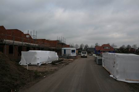 De Meidoornstraat (gedeeltelijk). Links de Kooikavels, op de achtergrond rechts het nog steeds blauwe Zwamahuis. Nieuwe prefabdelen liggen klaar.  