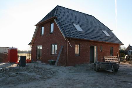 De familie Kooi kan op tijd verhuizen van Rijksstraatweg naar Meidoornstraat, zo lijkt het. Deur gastvrij open, even binnen kijken...  