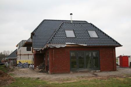 Het huis van de familie Marco Kooi nadert steeds meer zijn voltooiing. De jonge (eigen)bouwer hoopt eind maart het pand bewoonbaar te hebben.  