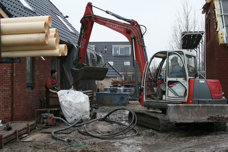 resize-of-marco-kooi-5-270120091 Bij Marco Kooi wordt er diep, zeer diep geboord, 175 meter, twee keer! Niet altijd werkt de aardbodem mee, kost het een boor en flink wat buizen....