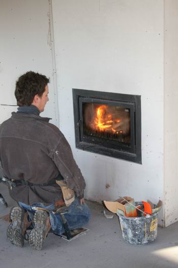 Heerlijk, die haardwarmte! (Ook al vliegt het hout van de pallets wel erg snel door de schoorsteen...)  