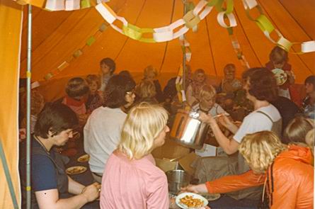 Moeders en Nutskleuters vieren een tentfeest, een Evertaske-evenement in het schooljaar 1977-1978  