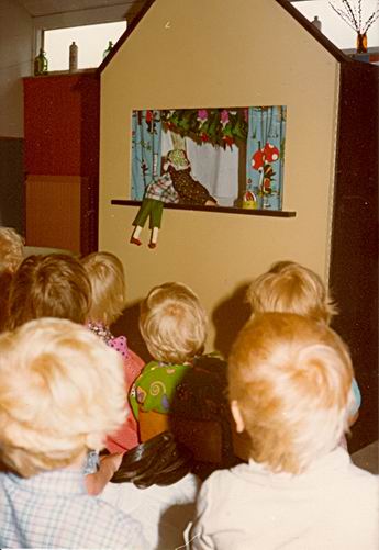 Prachtig poppenkastspel, voorstelling van juf Anneke Eising, klasse! 