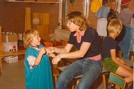Juf Anneke Eising, ontspannen en energiek, in t Evertaske aan de Norritsstraat  