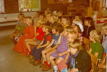 Vol verwachting.... Noordhorner Nutskleuters in afwachting van... Lekkere hapjes? Poppenkast? Of... ?  